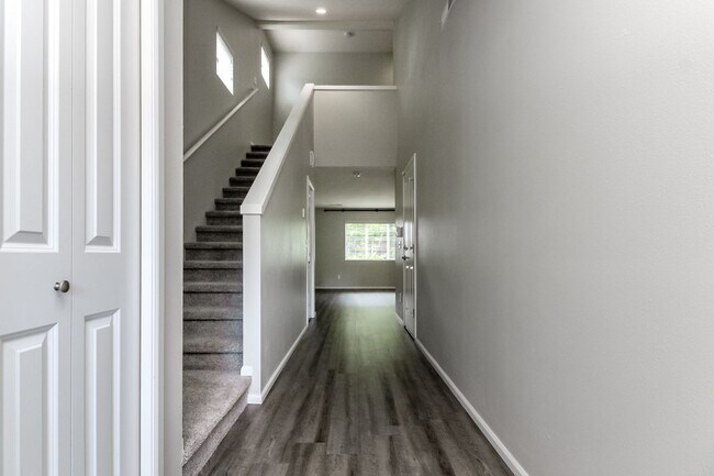 Building Photo - 3684 London Loop NE