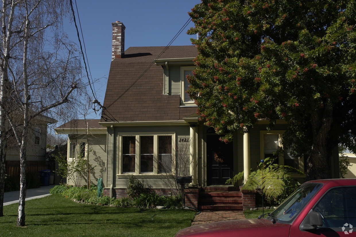 Building Photo - 1421 Bay St