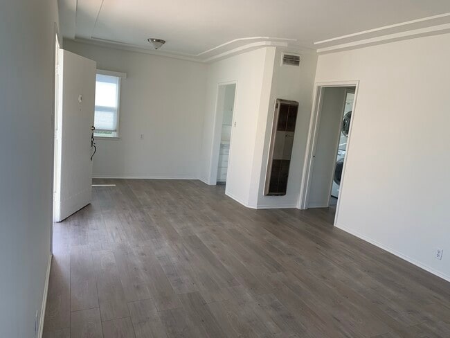 Building Photo - 2604 Santa Monica Blvd