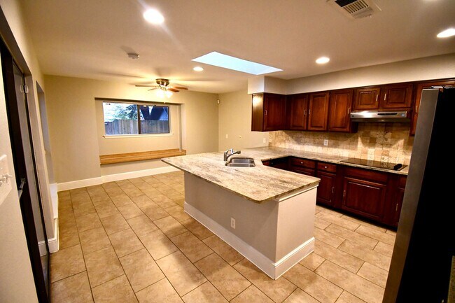 Foto del edificio - Beautiful 4 Bedroom, 3 Bath Completely Upd...