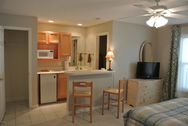 Building Photo - 3350 Club Villas Dr