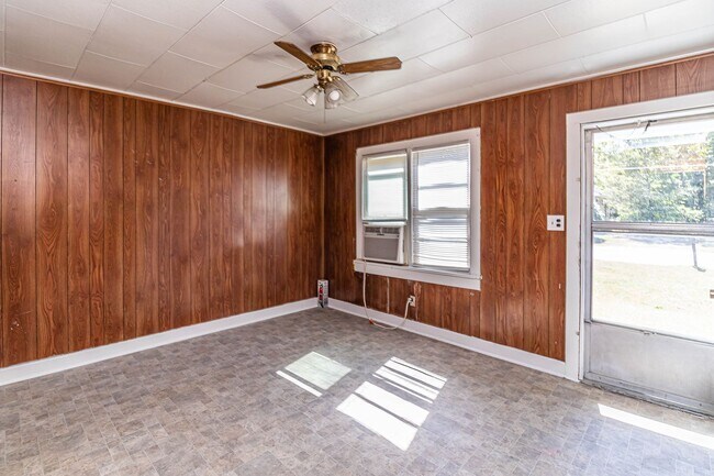 Foto del edificio - 2 BR | 1 BA Duplex Unit - Great Central Lo...