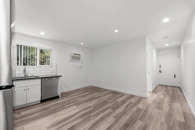 Building Photo - 925 W 30th St