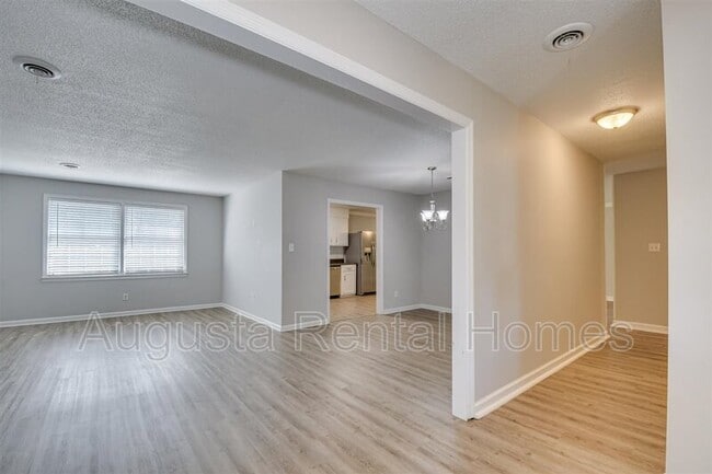 Building Photo - 134 Holiday Dr