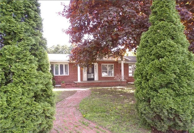 Building Photo - 113 River St