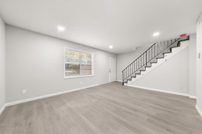 Building Photo - 2637 Lester St