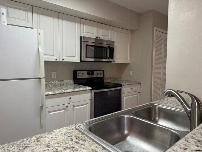 Foto del edificio - Upstairs newly remodeled Townes of Southgate