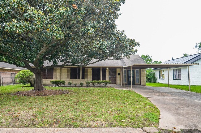Building Photo - 10403 Royal Oaks Dr