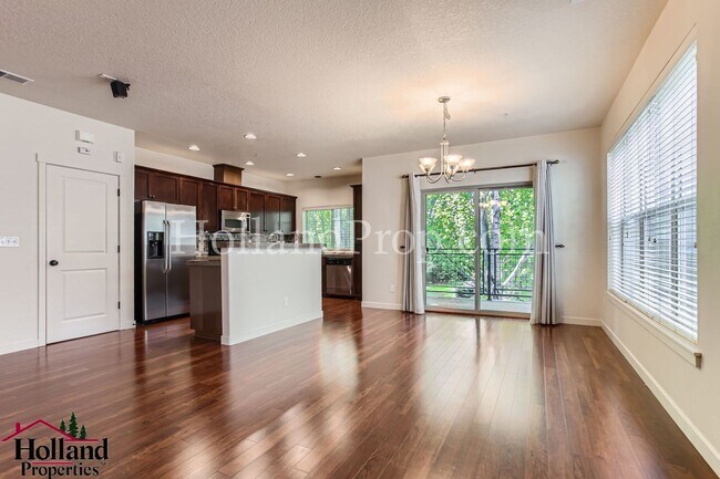 Foto del edificio - Charming 3-Bedroom Open Concept Condo in P...