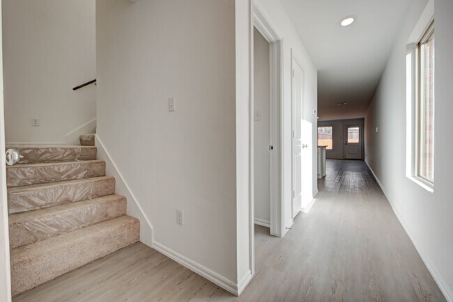 Building Photo - 2011 Delphine Dr