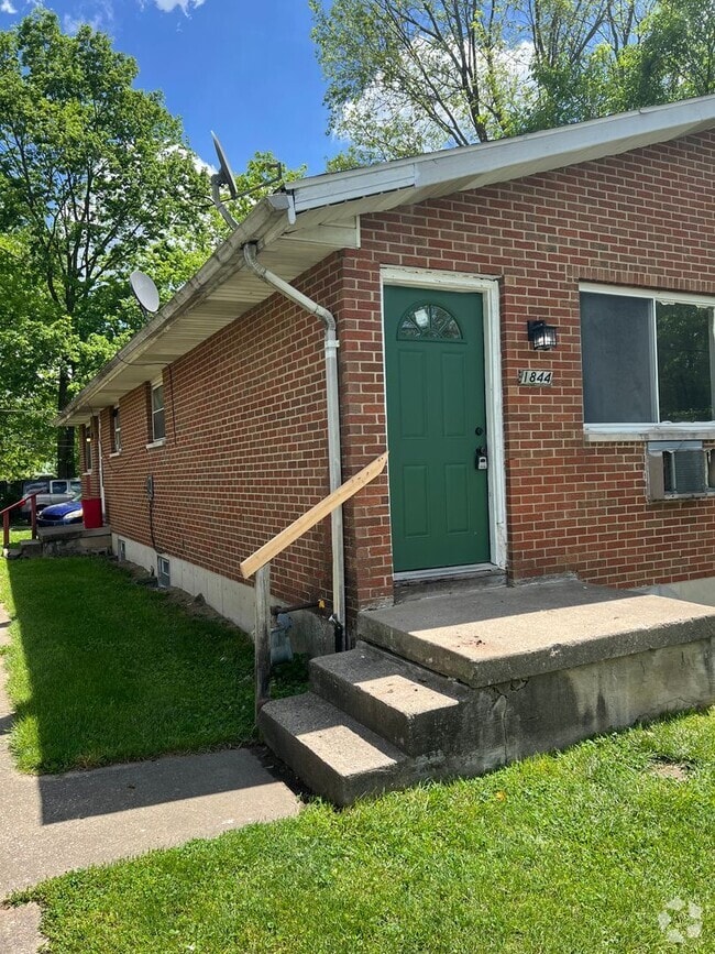 Building Photo - 1844 Hickorydale Dr