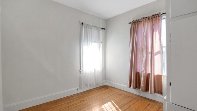 Building Photo - 3014 Encinal Ave