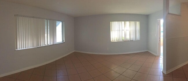 Building Photo - 121 SE Bonita Ct