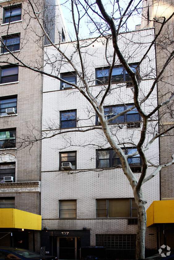 Building Photo - 137 W 71st St