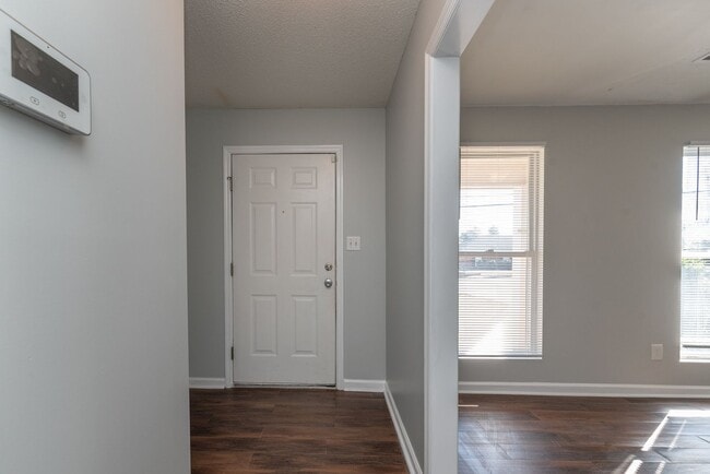 Building Photo - Charming Pepperidge Home with Fireplace & Large Backyard