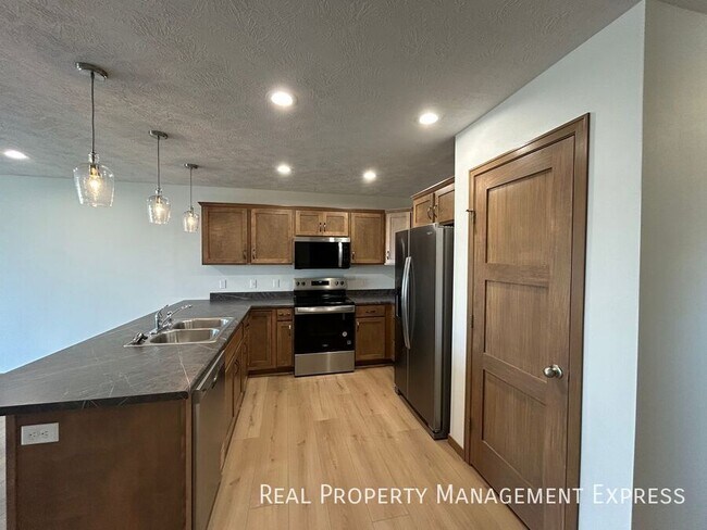 Foto del edificio - Beautiful 3 Bedroom 2.5 Bathroom Townhome