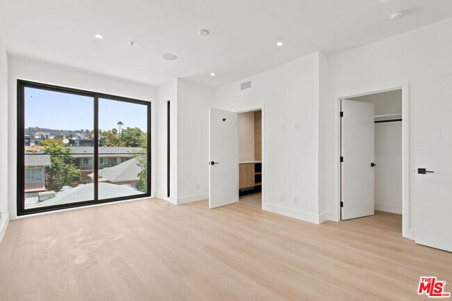 Foto del edificio - 1159 N Formosa Ave