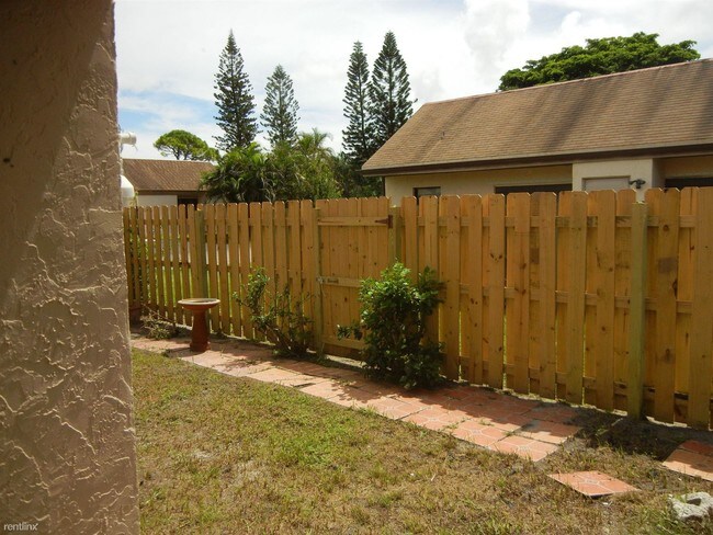 Foto del edificio - 5204 Celery Ln