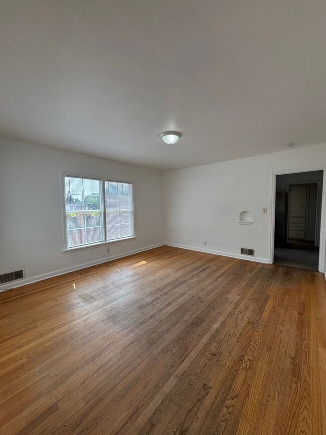 Building Photo - 707-709 S 5th Ave