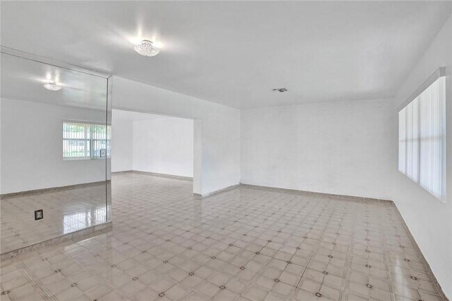 Building Photo - 3 bedroom in Hollywood FL 33024