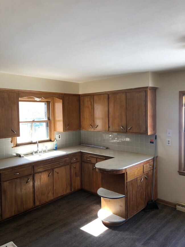 Building Photo - Nice 3 Bedroom Single Family Home w/ off s...
