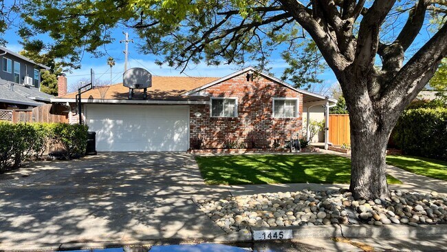 Building Photo - 3BD/2BA - Elegant Home with Pool & Modern ...