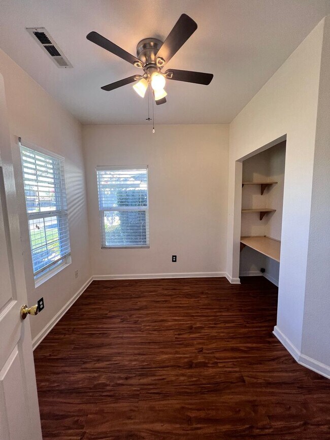 Building Photo - Super cute home with 3 car garage in a des...