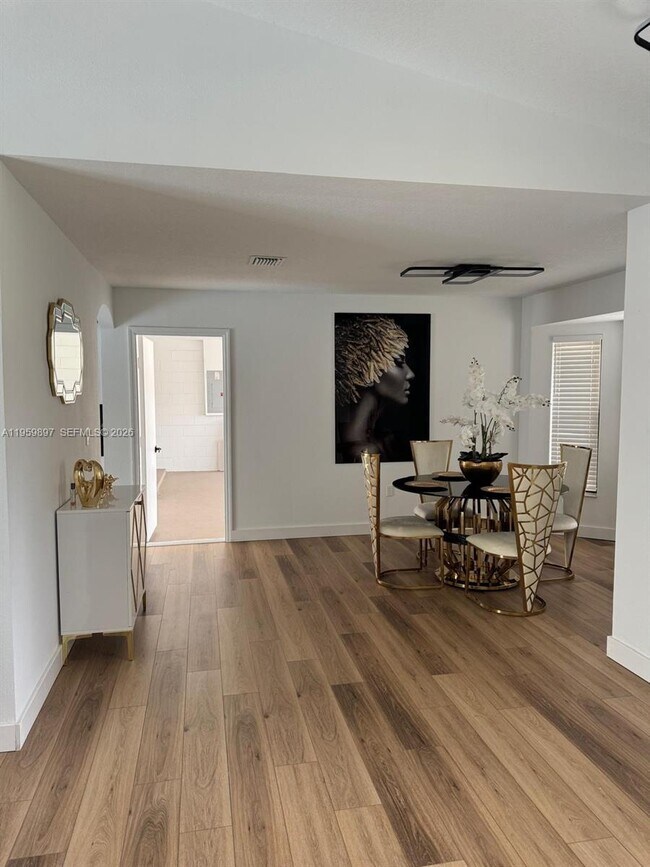 Foto del edificio - 2359 Kings Crest Rd