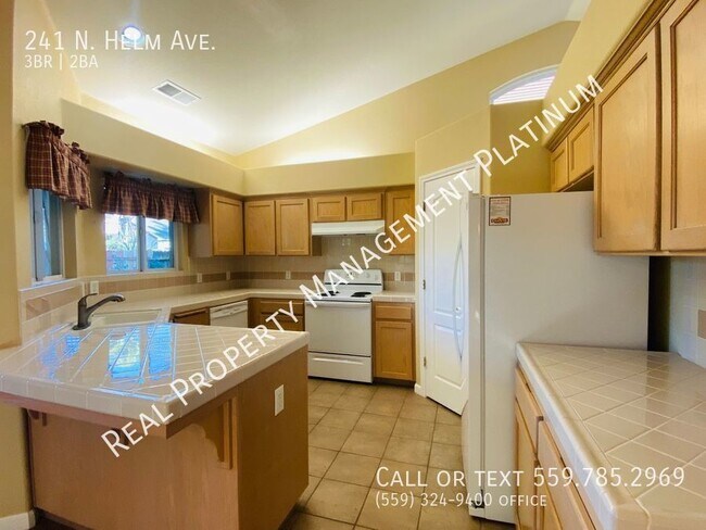 Foto del edificio - 241 N Helm Ave