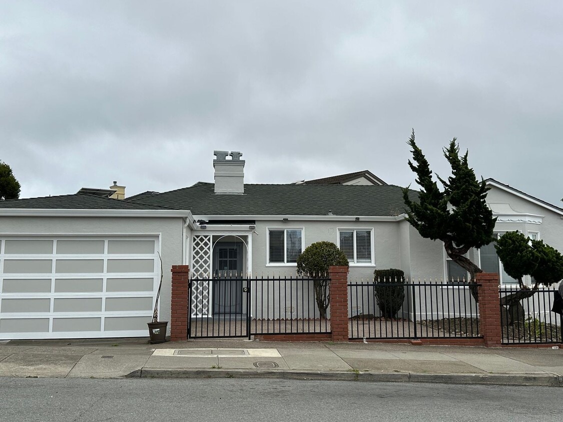 Primary Photo - EPIC REA - Great Corner Lakeside Home - 3 ...