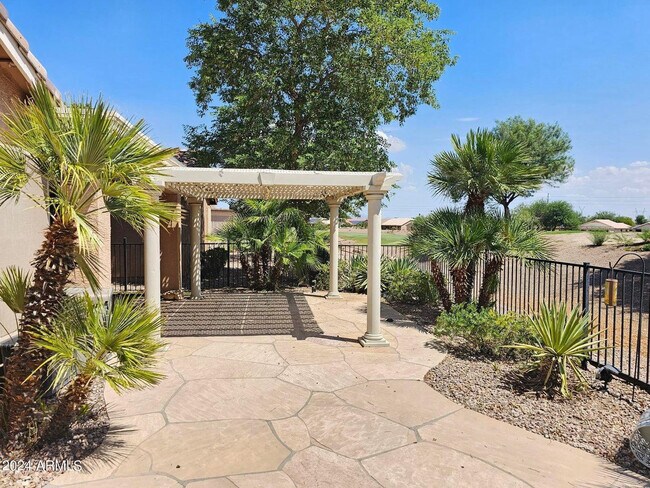 Foto del edificio - 23143 W Lasso Ln