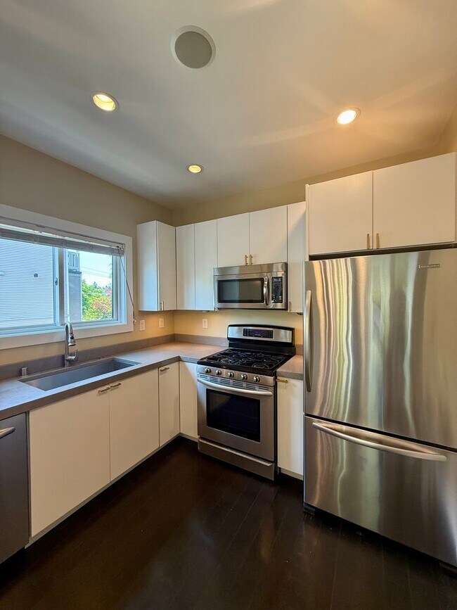 Building Photo - Fabulous Queen Anne Home with LOTS of EXTRAS!