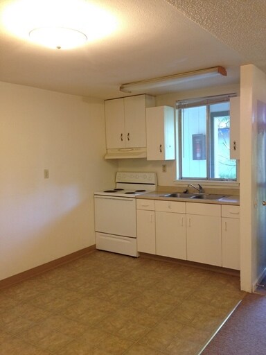 Kitchen - 643 S Weed Blvd