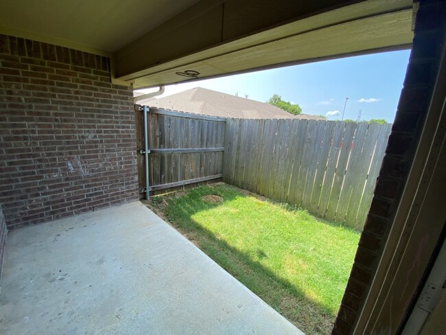 Building Photo - 4261 Castlegate Dr