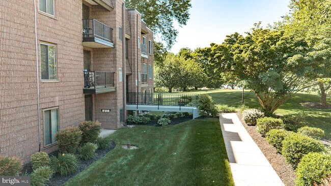 Foto del edificio - 81 Oakridge Dr