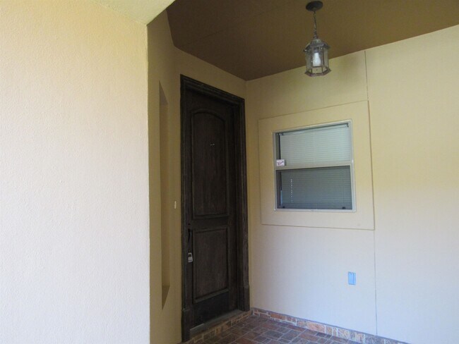 Building Photo - 707 St James Dr