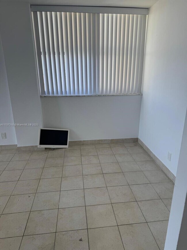 Foto del edificio - 2450 NE 135th St