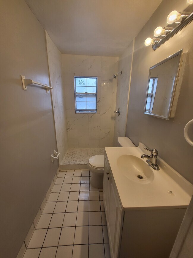 Foto del edificio - 1718 Pine Grove Ave