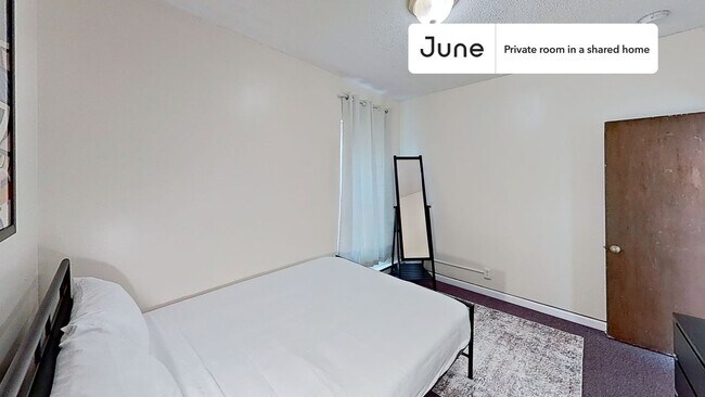Foto del edificio - Private bedroom in 3 bed/1 bath Home