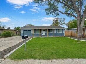 Building Photo - 3905 W Taft St