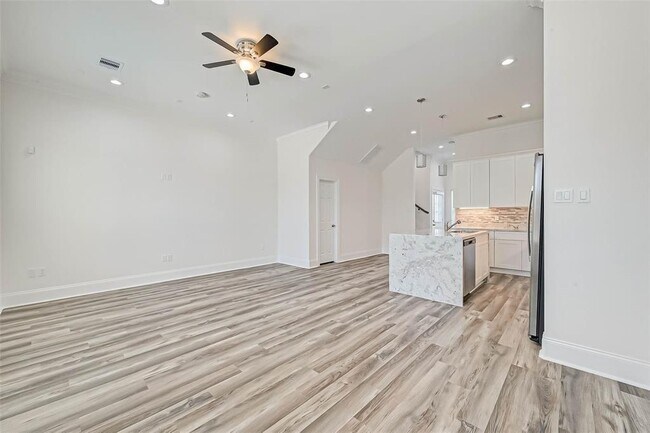 Building Photo - 7805 Farnsworth St