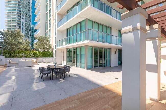 Foto del edificio - 300 Sunny Isles Blvd