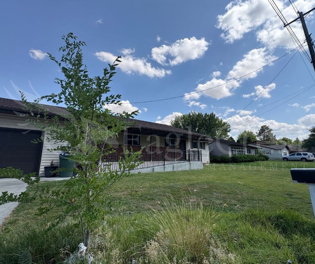 Primary Photo - Three Bedroom, Two Bathroom House plus bon...