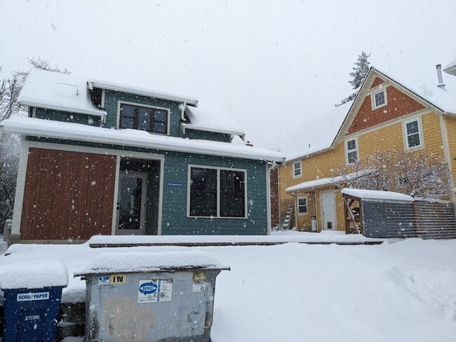 Building Photo - 819 Donovan Ave