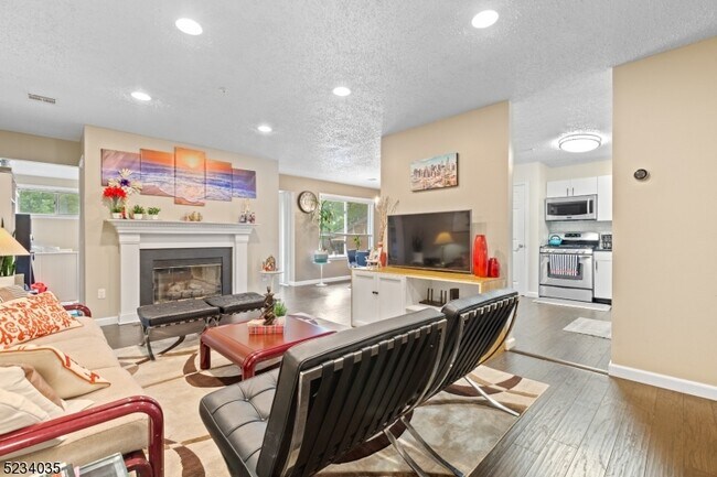 Building Photo - 8 Larkin Cir