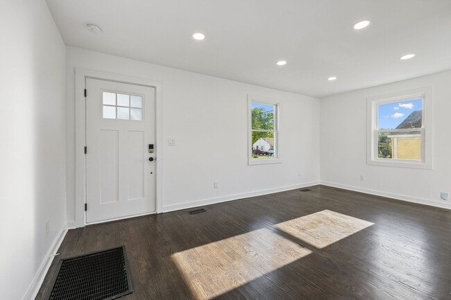 Photo - 902 Broadmoor Dr House