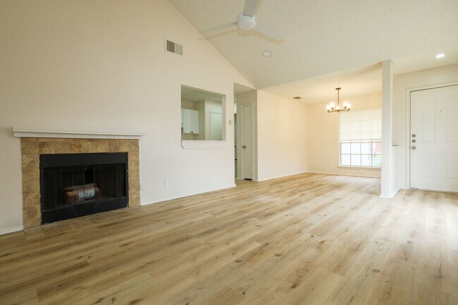 Foto del edificio - Woodlake ~ 2 Bedroom Duplex