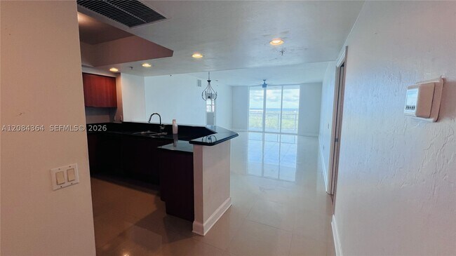 Foto del edificio - 15051 Royal Oaks Ln