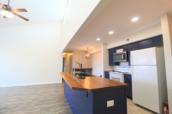 Foto del edificio - Top floor completely remodeled condo with open concept, vaulted ceilings and an electric fireplace!