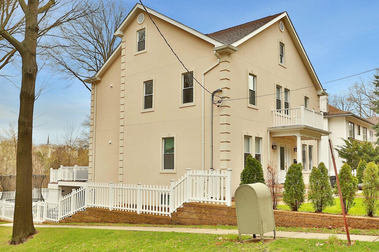 Primary Photo - 150 Parkview Ave